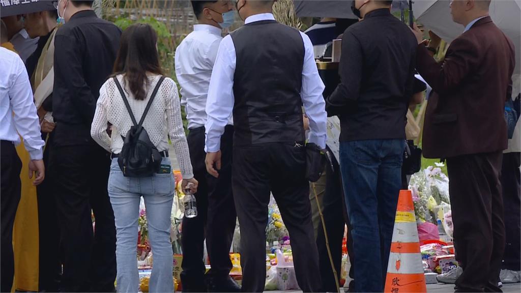 快新聞/三峽車禍釀3死!家屬悲慟回路口招魂 民眾陸續帶花束到場哀悼