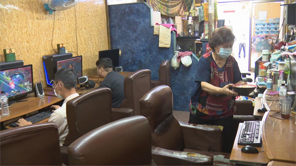 3子女在家遠距上課!媽媽頭痛「要化妝嗎」 網見畫面笑喊:網咖無誤