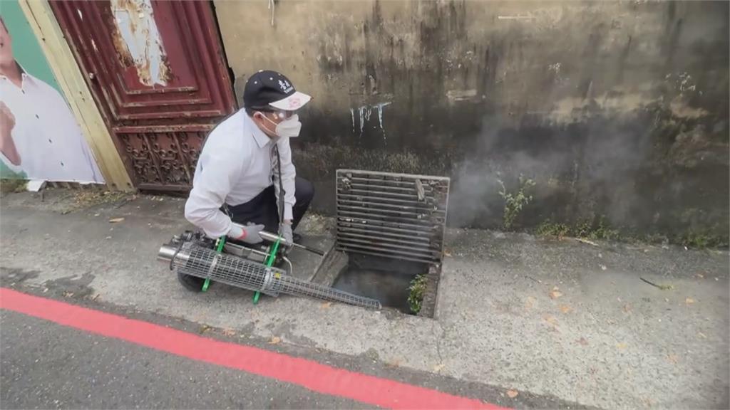 台南登革熱累計1萬1千多例　市長黃偉哲下海噴藥　扛20公斤熱煙霧機