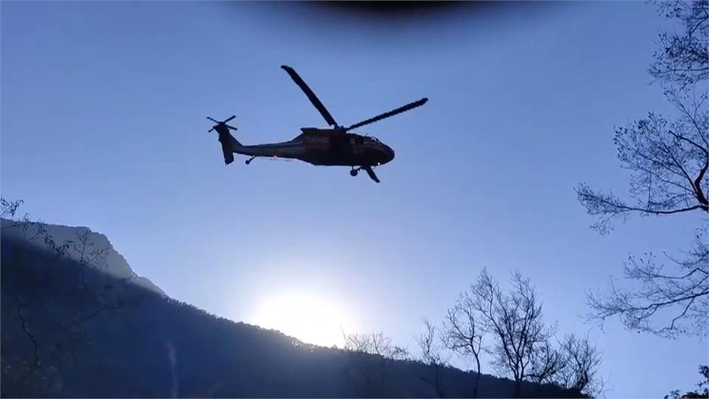 八通關西段登山客摔落邊坡　出動直升機吊掛平安送醫