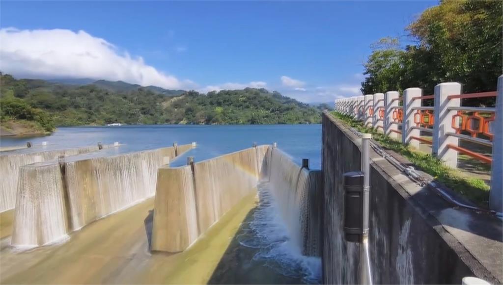 康芮颱風過境全台水庫飽到打嗝！鯉魚潭水庫「鋸齒堰」美景再現