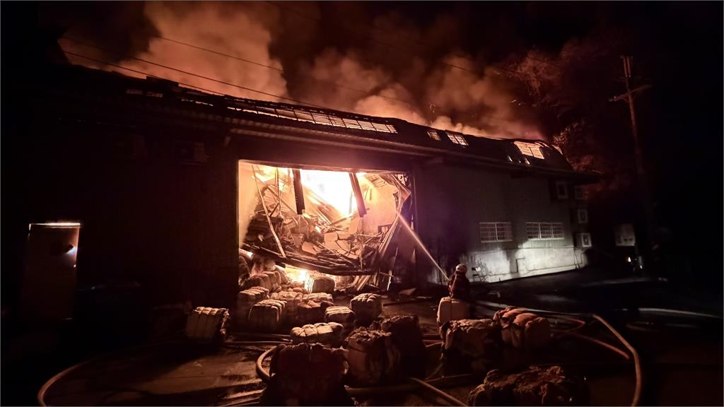 快新聞/五股4層舊衣鐵皮工廠火勢猛烈狂燒 烈焰沖天吞噬山頭