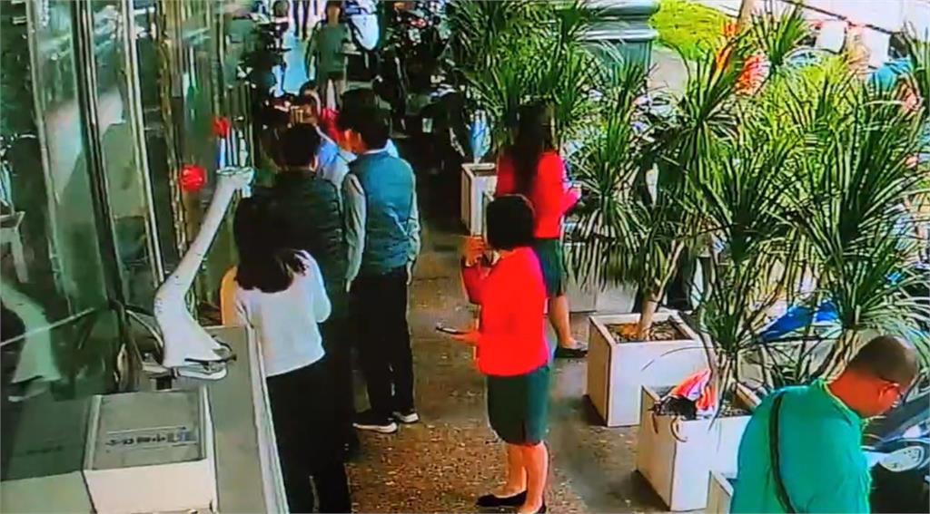 最新／高雄婦人激動亮刀！保險公司急報警當場逮捕