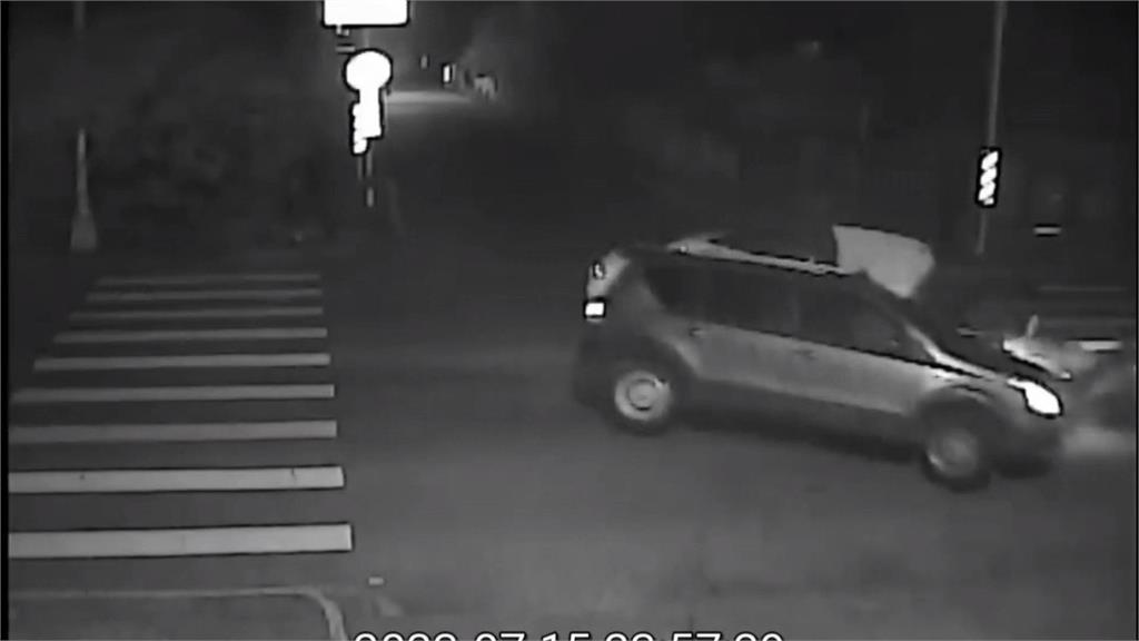 碰!2車路口均未減速對撞 車尾「卡進」店家牆內