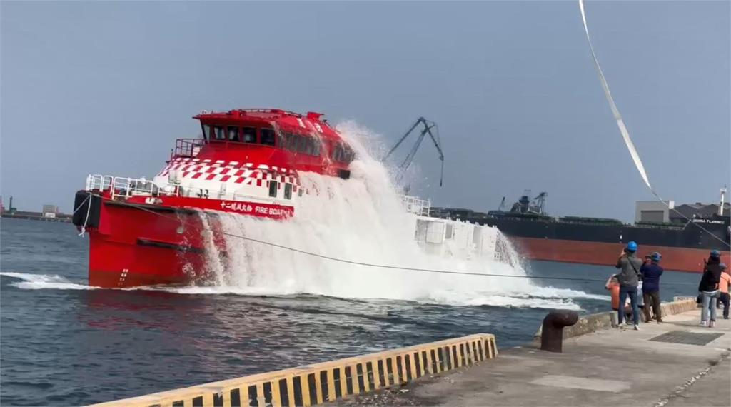 龍德造船製「不倒翁船」360度翻轉扶正　被讚台灣之光