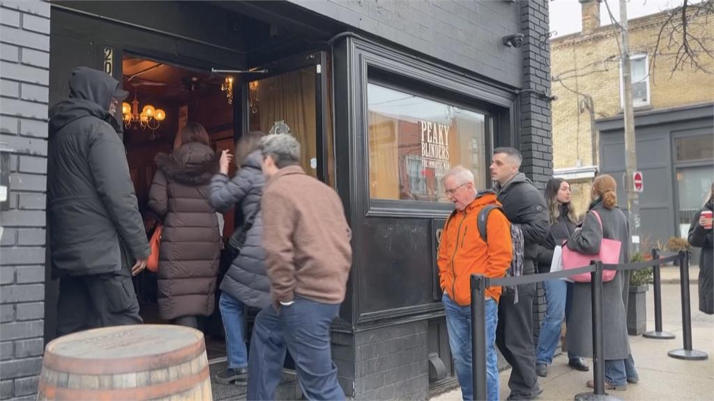 加拿大酒吧重現「浴血黑幫」經典場景　大批影迷穿西裝朝聖