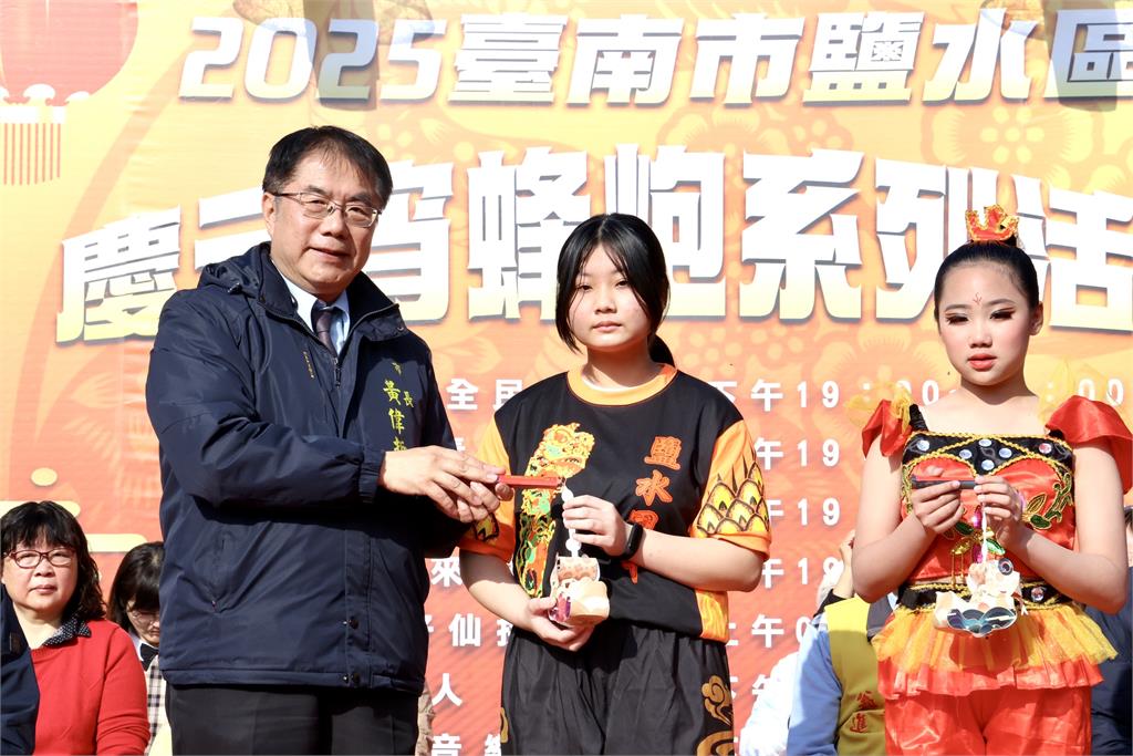 200萬支鹽水蜂炮輦轎遶境 黃偉哲:全身防護「犁炮」慶元宵