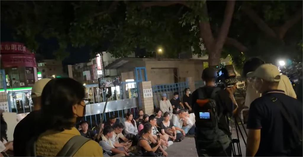 快新聞/小草真的來了!柯粉今晚8點起陸續趕抵土城看守所 多人開始靜坐