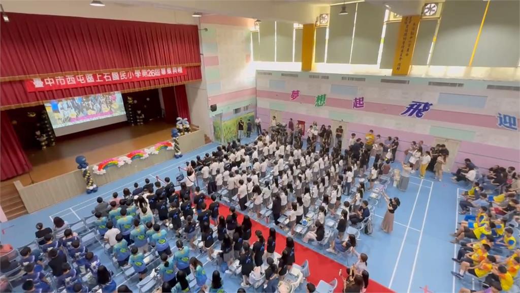 台中上石國小最潮「留言牆」 白色超跑供畢業生簽名留念
