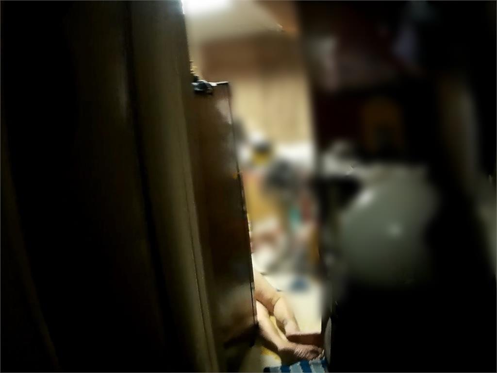 7旬獨居翁疑中風"倒臥房內"傳惡臭 警破門救回一命