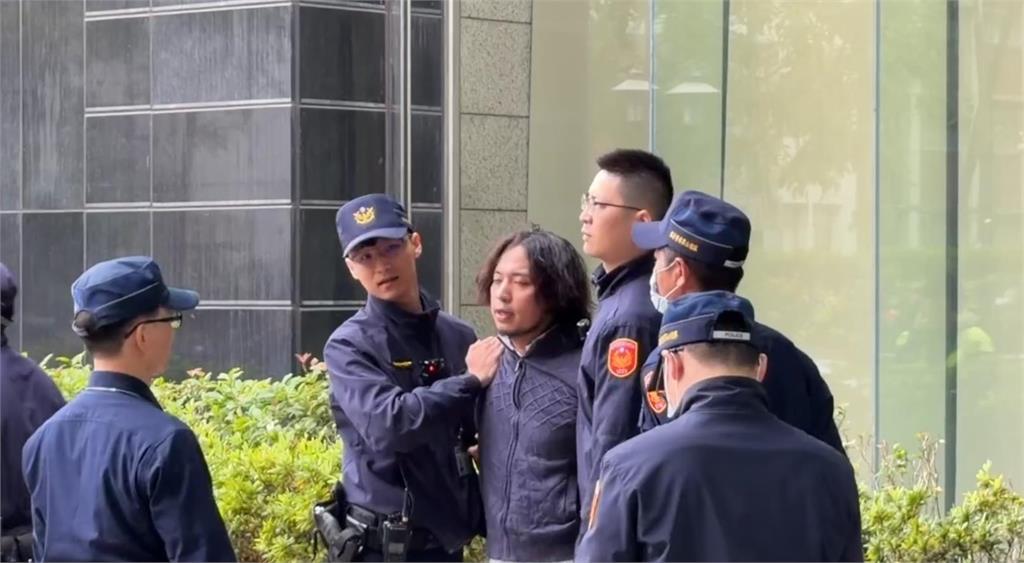 最新/卓榮泰還在報告!長髮醉漢試闖立法院 與警方啟口角遭制伏