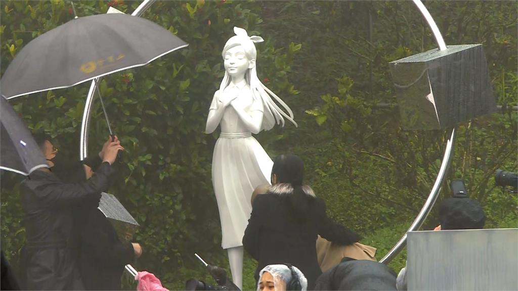 大S紀念雕像揭幕！S媽痛哭相擁具俊曄　始源從日本直奔台灣獻花