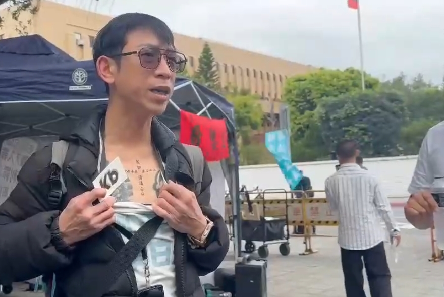 柯文哲宣判／小草北院扒開胸「刺上清清白白」！手持Kp「尷尬變Kb」真相曝光