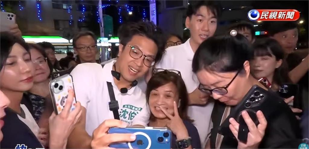 蔣萬安危機浮現？沈伯洋掃街「這一幕」人氣大輾壓…網震撼：台北起風了