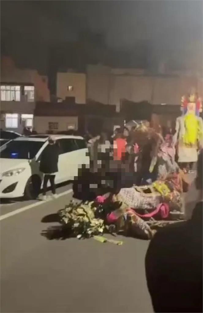 宮廟遶境「夫妻檔大戰陣頭」大亂鬥畫面曝!神尊遭波及慘跌在地