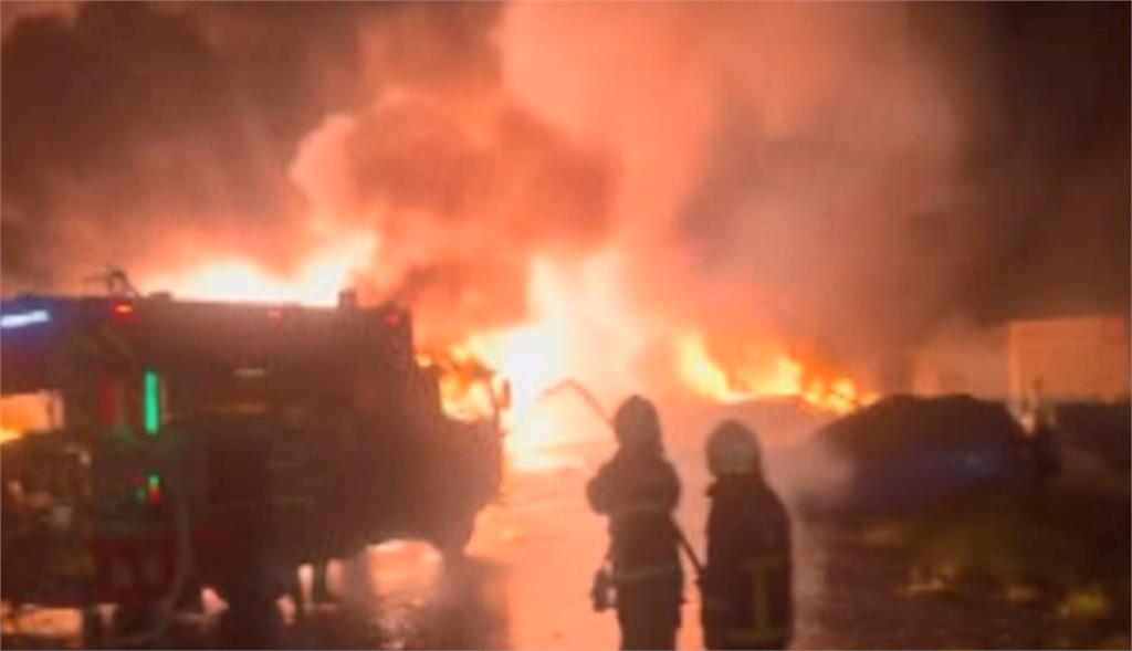 鎂土遇水爆炸！消防員逃生第一視角曝　肉身護沒穿防護衣指揮官