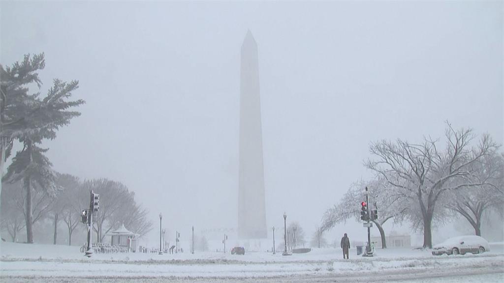 暴風雪席捲美國華府　家廣場變身雪球戰場