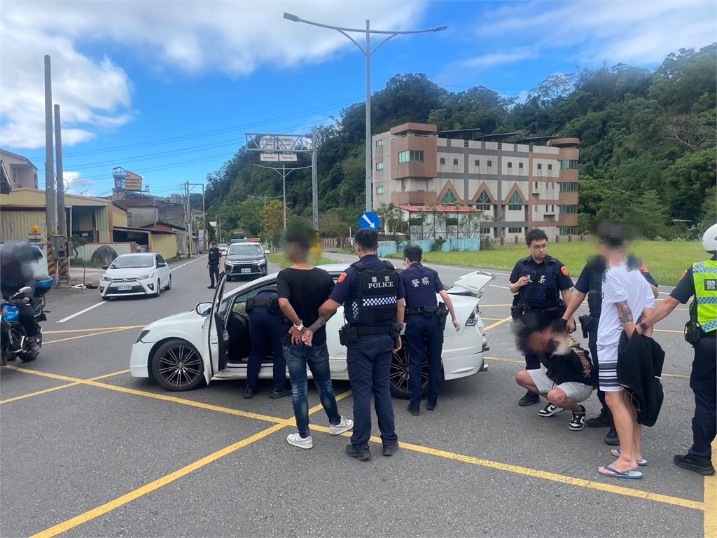 快新聞/掛「假車牌」上路!白色轎車不肯被攔查還撞警車 囂張行徑全曝光