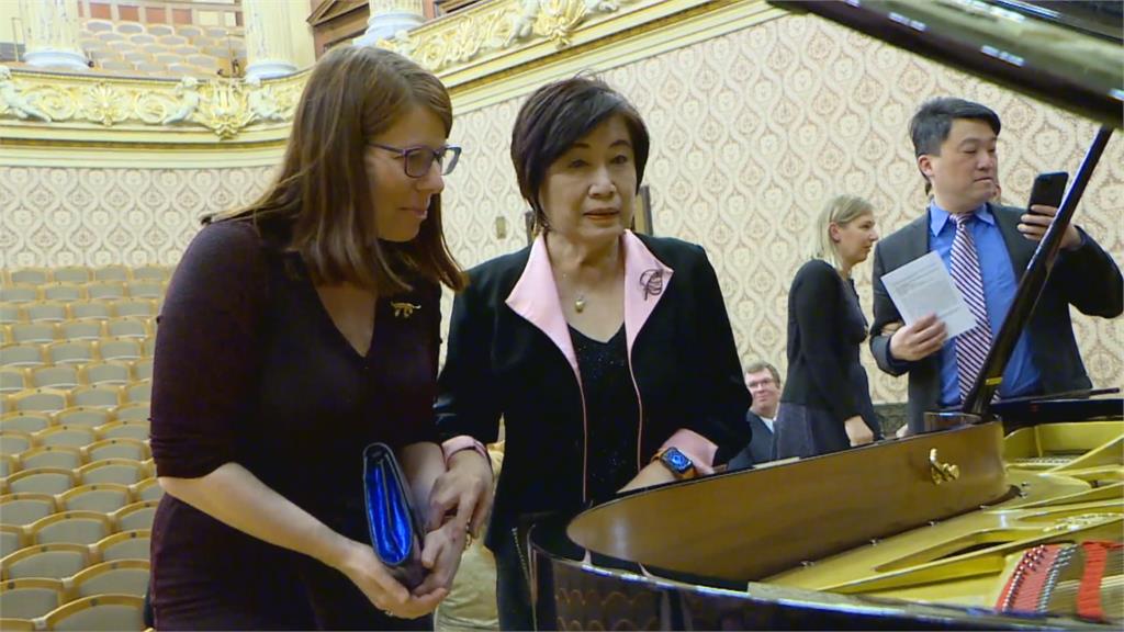 深化台捷友誼 前無任所大使楊黃美幸贈國寶鋼琴