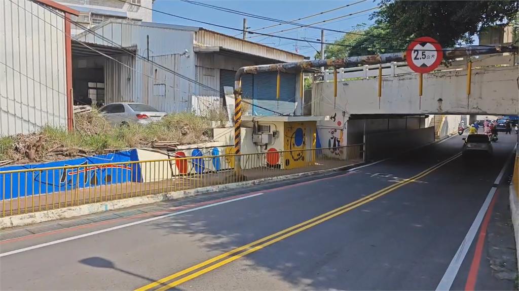 貨車卡地下道出口 平鎮振興路大塞車 警「洩氣」救援