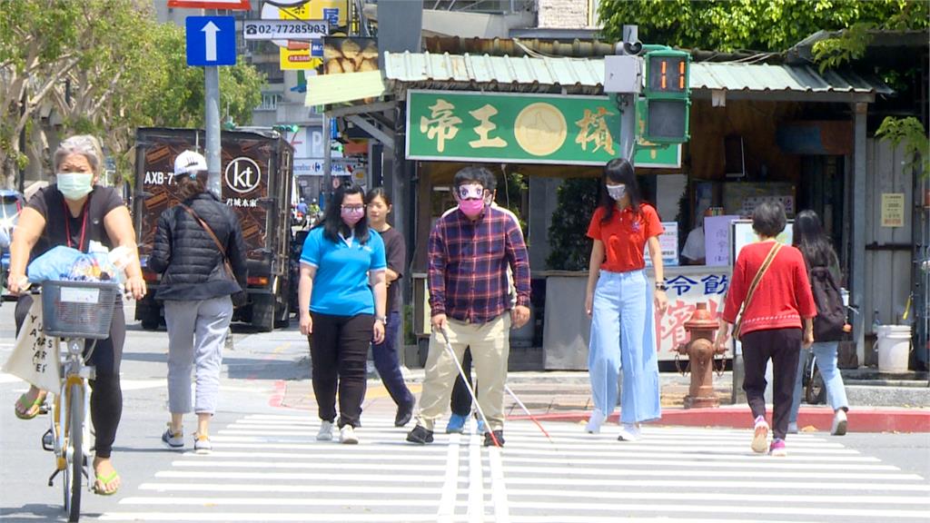 北市導盲行穿線越導越盲? 視障者過馬路宛如障礙賽