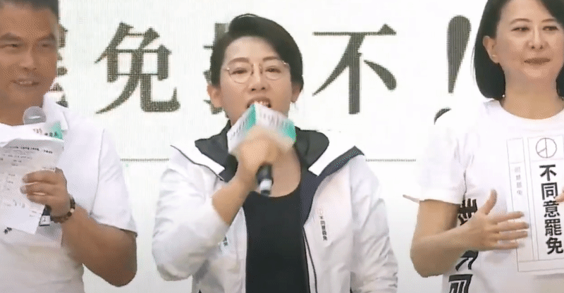 徐巧芯衝白營造勢找小草相挺!「下秒搶麥大蓋台」民眾黨主持人臉色秒變了