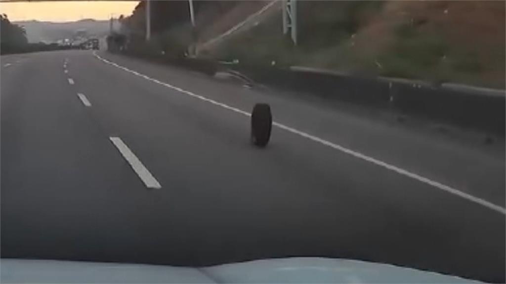 國道失控自撞護欄！　轎車翻滾３圈　車頭全毀、輪胎飛出