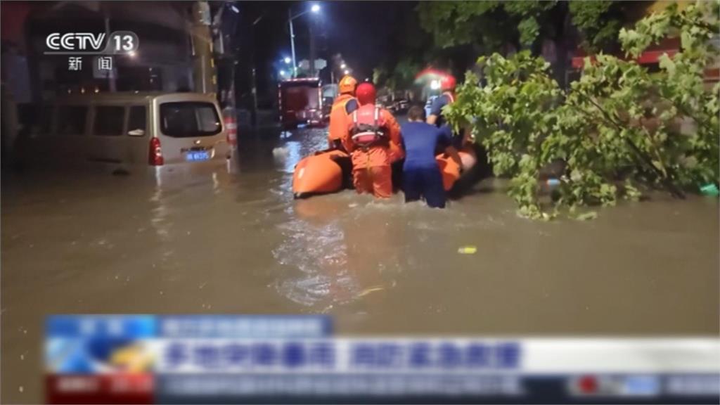 中國高考遇壞天氣!廣西湖南暴雨「樓梯變瀑布」 青海大雪逾150車受困