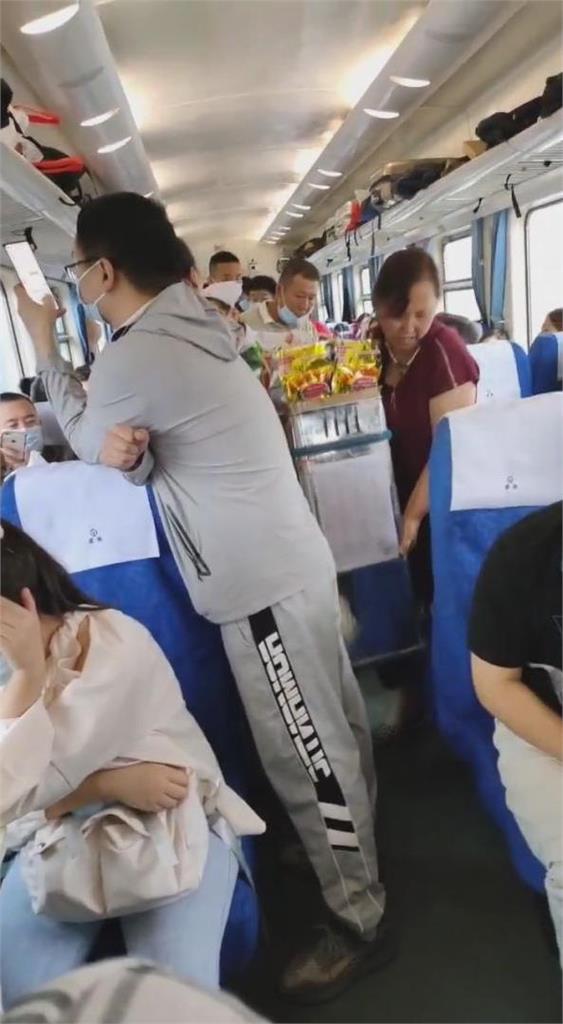 中國站票男「腳痛不想動」！逼推車回頭不讓過　乘客曝結局：阿姨讓座