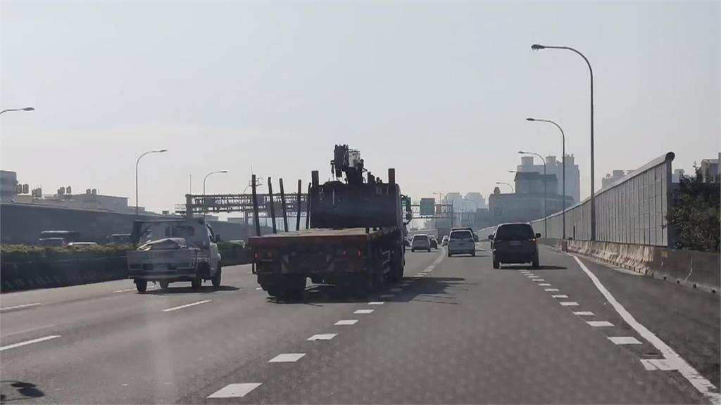 急著下車？　台88線驚見女子車陣中開門下車