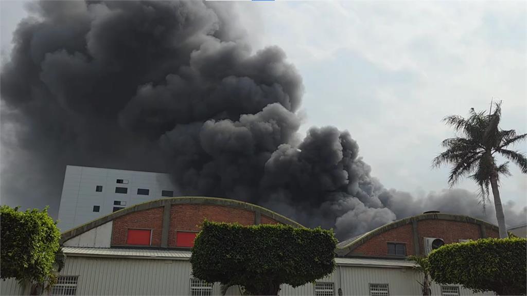 最新／彰化紡織工廠陷火海！500坪燃燒黑煙沖天　驚悚畫面曝光