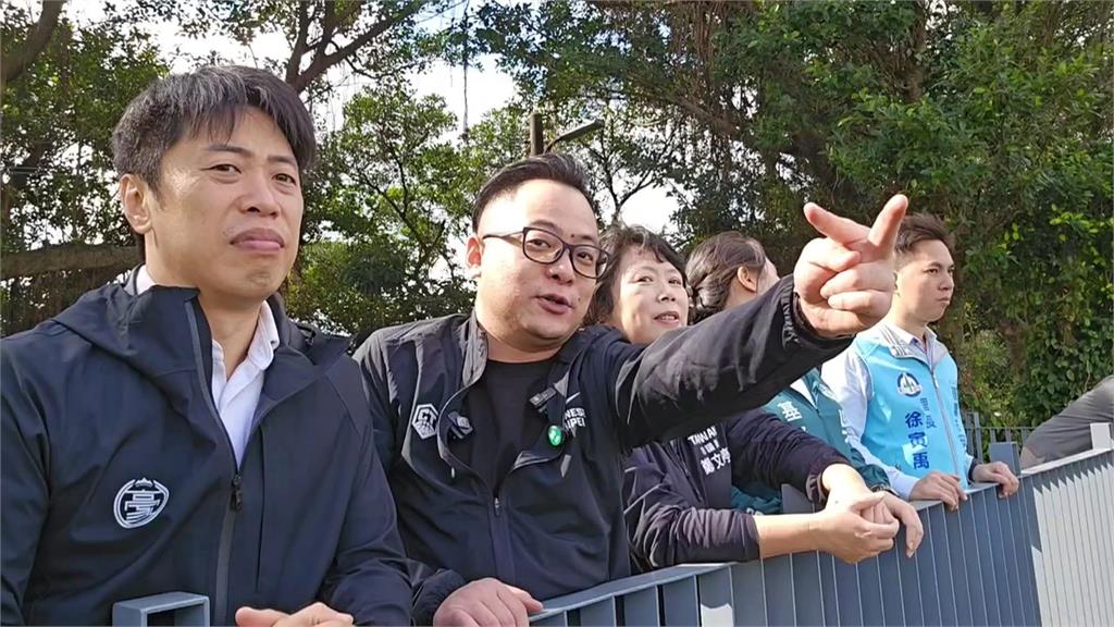 掛看板「基隆不能再等」　童子瑋轟謝國樑：各項民調都很不好