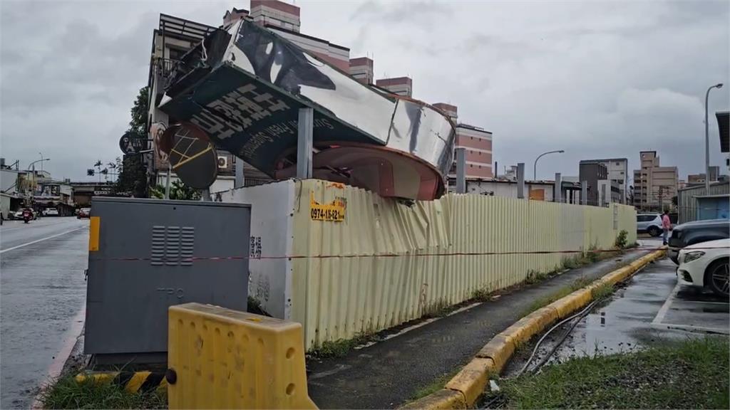 宜蘭風雨交加！　壯圍村停電淹水、超商招牌砸落