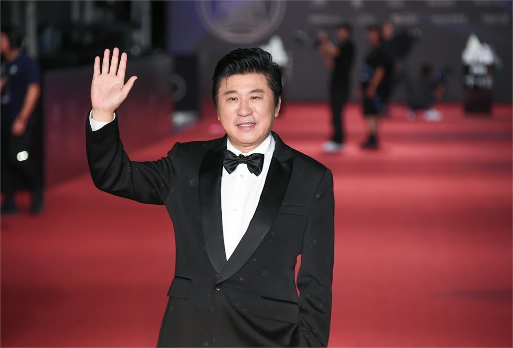 58金鐘/胡瓜攜熊霓、吳怡霈、賴慧如走紅毯!惹火禮服「前後雙開」辣翻全場