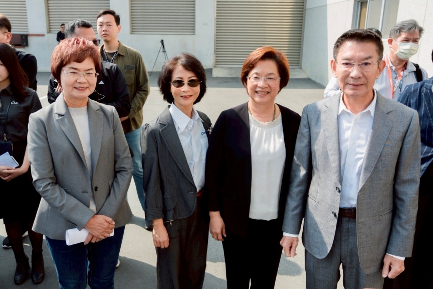 陳素月陪同卓榮泰院長參訪為升電裝　宣示引進更多無人載具研發資源