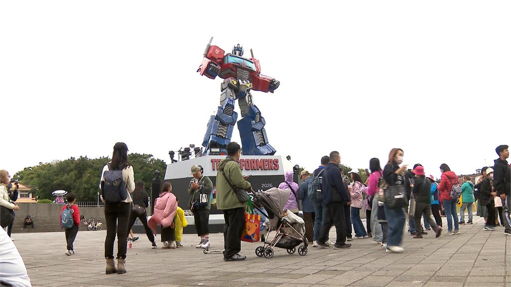 台北燈會柯博文主燈不會動？　遊客曝「小孩抱怨、難過到哭」