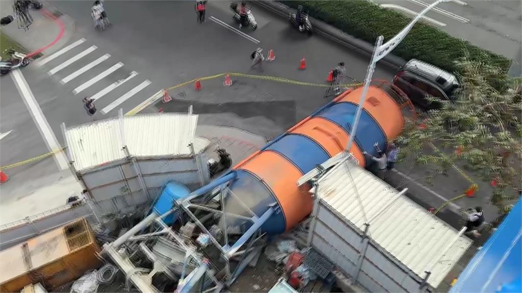 台北內湖建案水泥塔整座倒向馬路 如絕命終結站!騎士迎面撞骨折送醫