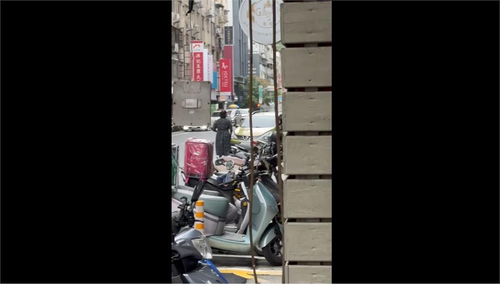 停車打R檔! 車子倒退嚕撞倒7機車 肇事婦"原地嚇哭"