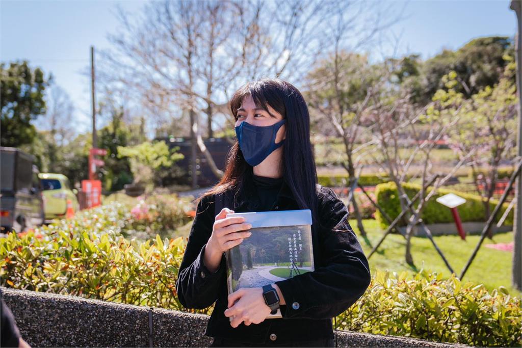 白癡公主葬亡父竟被批!酸民嗆搞特權「才有風水寶地」 本人高EQ回應了