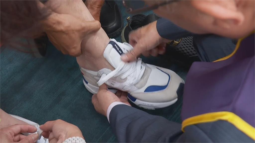 企業捐贈球鞋　幫助彰化脊髓協會會員