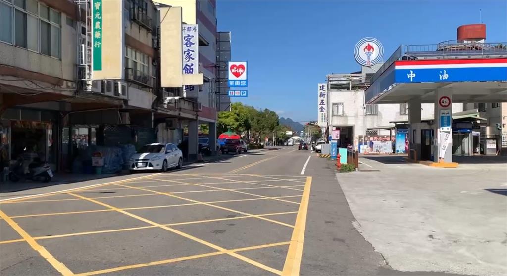 不滿前車禮讓行人! 惡駕駛逼車攔停比不雅手勢咆哮