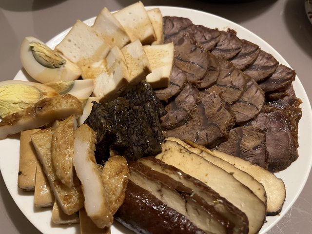 台北滷味隨便夾竟130元!他怨「合理嗎?」全場見1食材反讚:便宜到哭