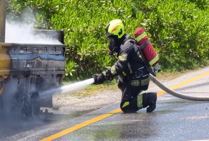 花蓮工程車載４桶油突燃燒陷火海　濃煙直竄一旁機場跑道、幸未影響起降