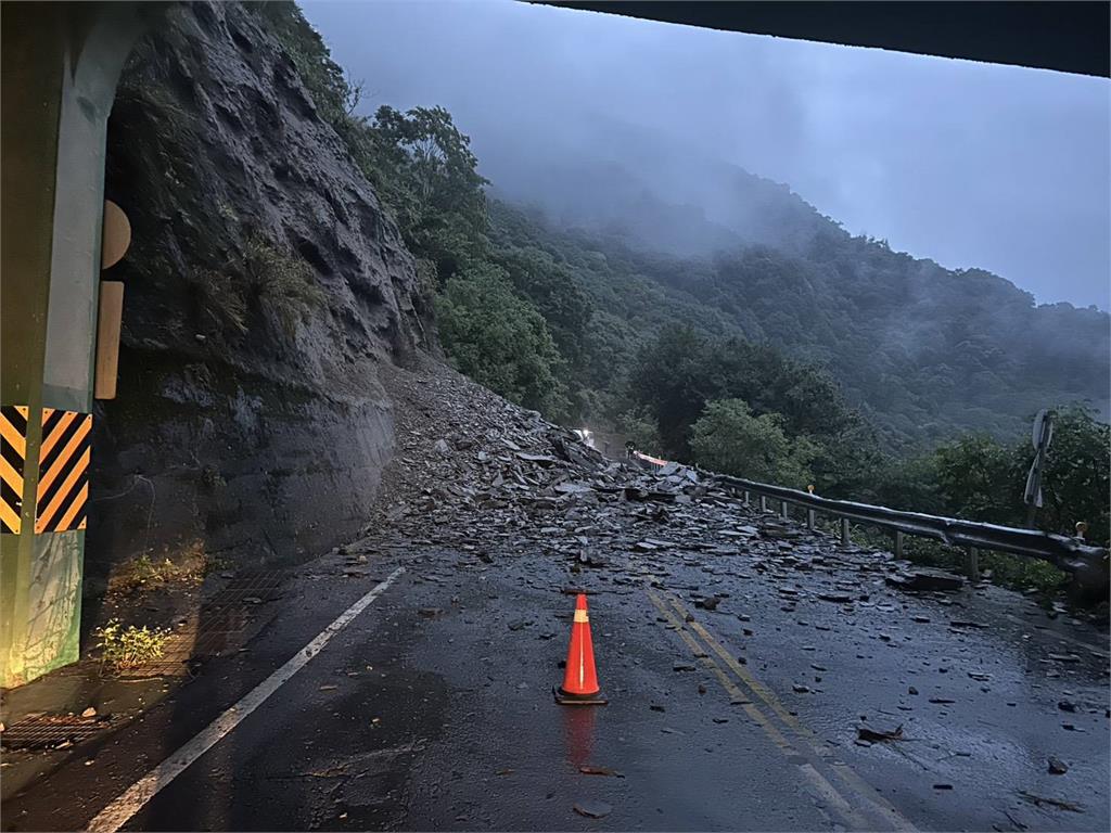 最新／豪雨夜襲南投！台14線「雲龍橋明隧道」土石崩落畫曝　道路封閉中
