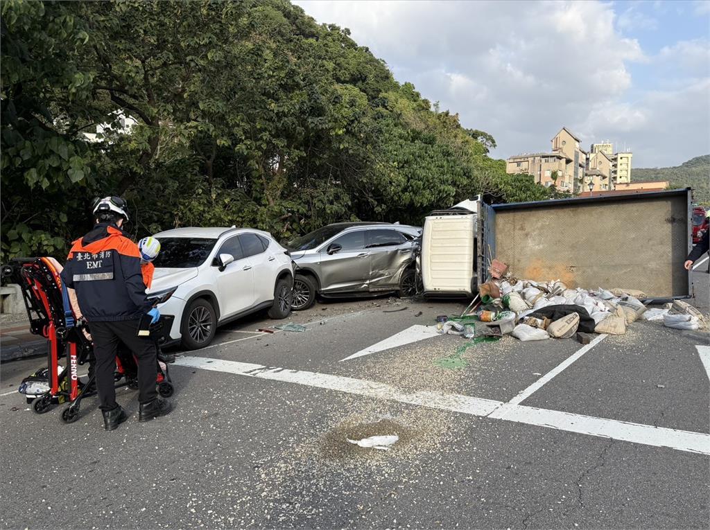 最新/酒後上路!士林至善路驚傳暴衝事故 波及10車畫面曝