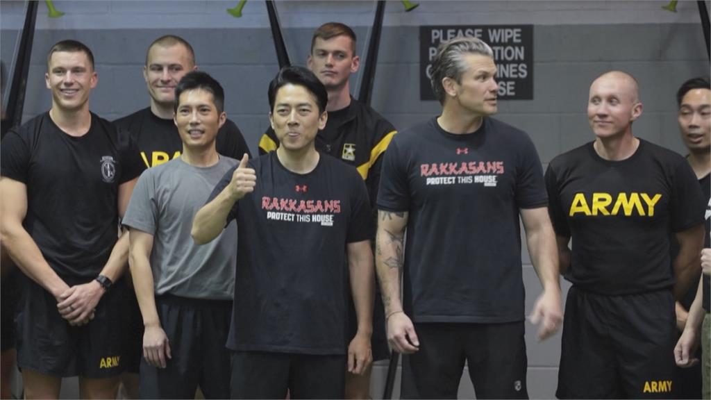 另類「健身外交」　美日防長尬體能！　赫格塞斯游刃有餘　小泉喘到不行