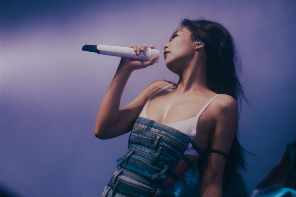 Jennie登日本音樂祭疑走光！上下狂跳「抖出胸前黑影」32秒畫面全網瘋傳