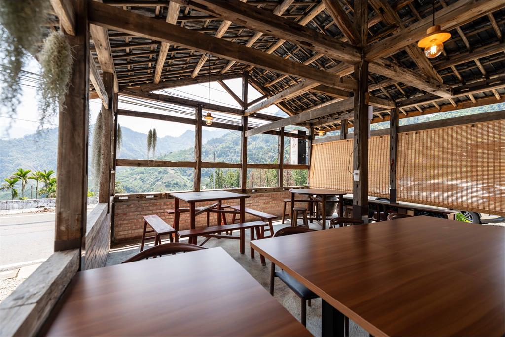 阿里山療癒慢旅，老宅鍋物、茶園與螢光夜景串聯山林風貌