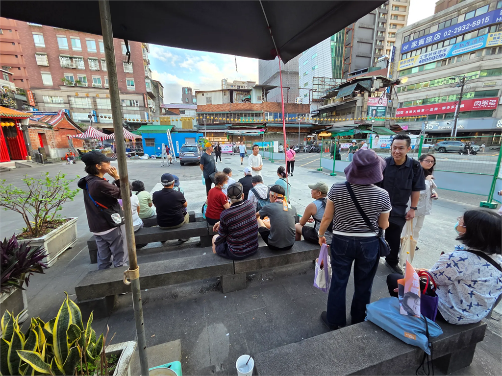 沈伯洋掃街景美夜市！活動前2hrs「驚見支持者卡位」網震驚：這是深藍文山區？