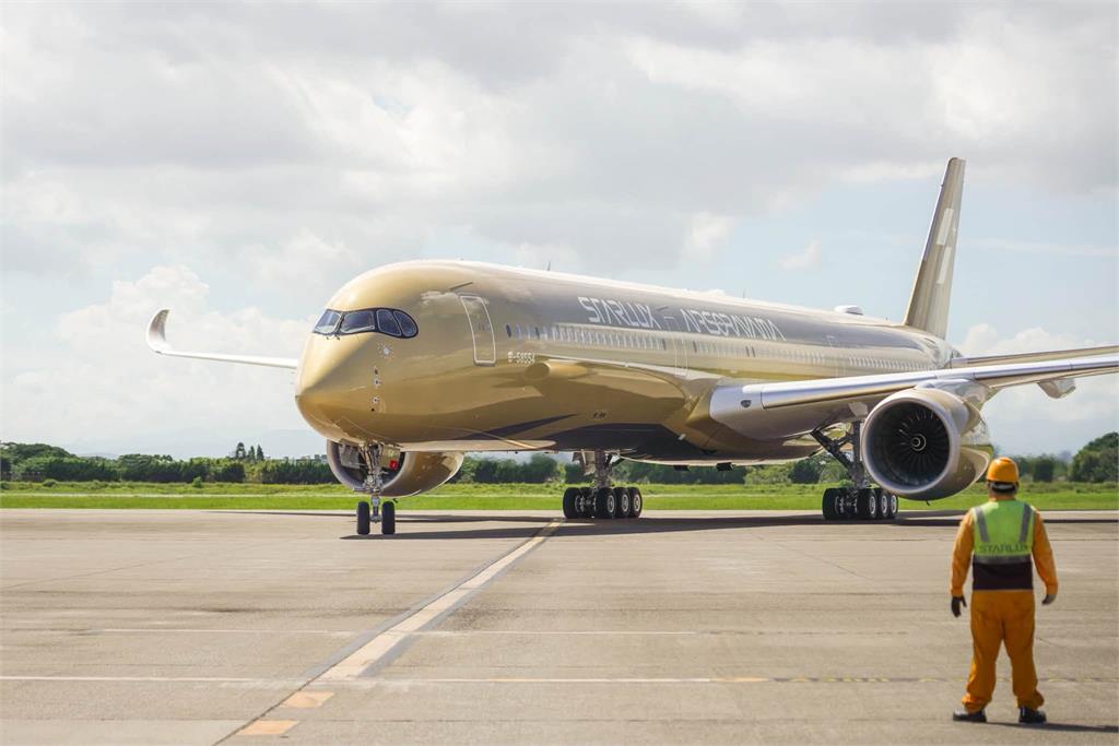 快新聞／桃機驚傳「電梯困23人」！卡密閉空間近1小時　驚險畫面曝光